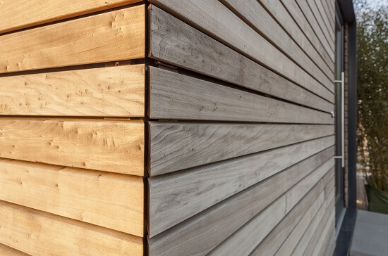 Comment protéger une façade en bois contre les insectes et le soleil?